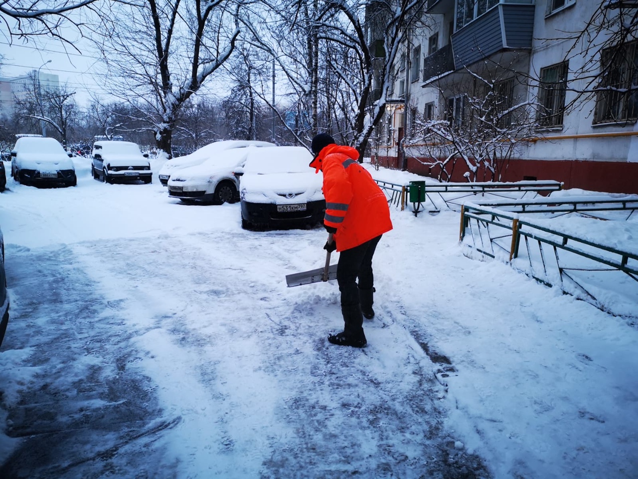 Снег во дворах москвы. Сильный снегопад. Сильный снег. Большой снег. Снег на улице фото.